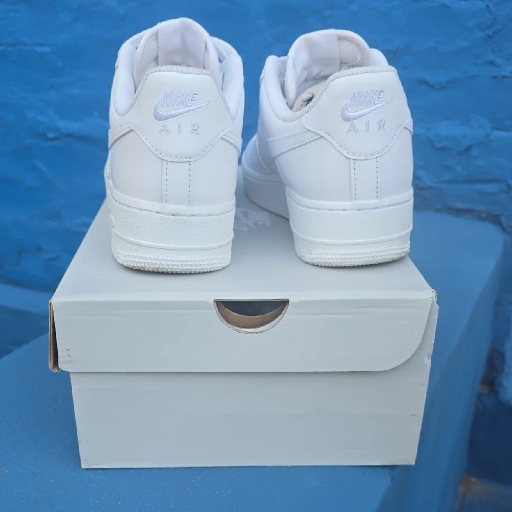 Nike Women's White Sneakers - Picture 4 of 8
